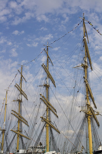 桅杆和索具的一艘帆船