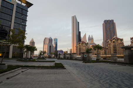 在夕阳的迪拜市中心