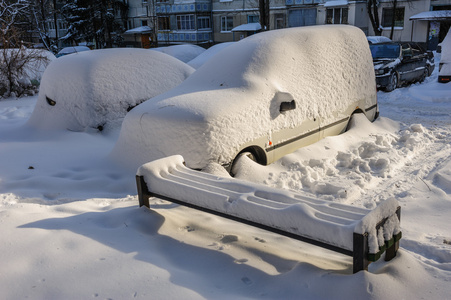 雪覆盖着的汽车