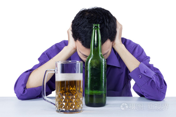 悲伤醉酒的商人与啤酒