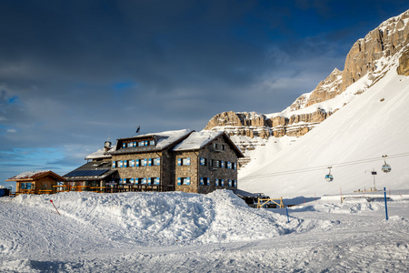 麦当娜迪多纳滑雪胜地，意大利阿尔卑斯山的滑雪餐厅