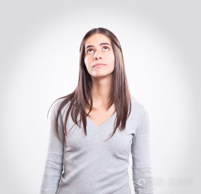 年轻女子向上看