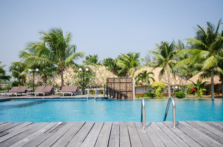 热带风情度假村的游泳池图片