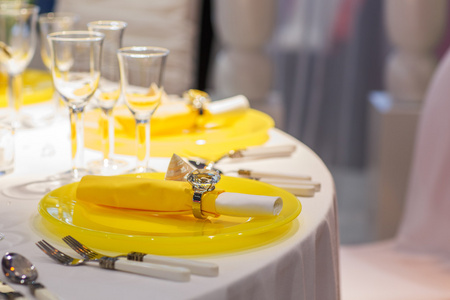 优雅的表设置软奶油和黄色，婚礼或事件
