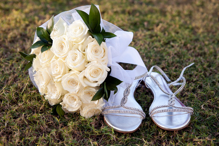 新娘花束凉鞋远的草地上图片