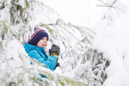 蹒跚学步的小男孩玩雪户外美丽无线