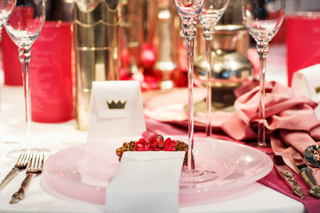 优雅的表设置在柔和的红色和粉红色的婚礼或事件的一部分