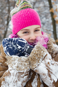 快乐的小女孩，在温暖的冬天的帽子
