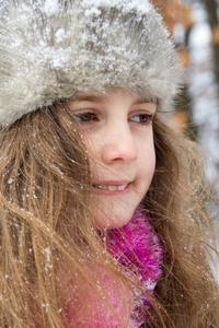 快乐的小女孩，在温暖的帽子特写肖像