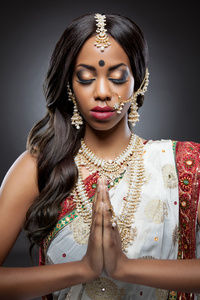 新娘妆和珠宝的传统服装的年轻印度女子