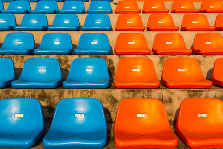 空的蓝色和橙色体育场座位