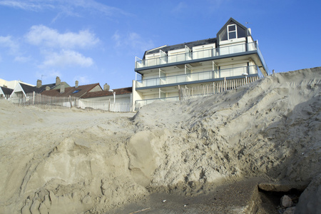 Construction en bordure de mer et rosion du littoral.