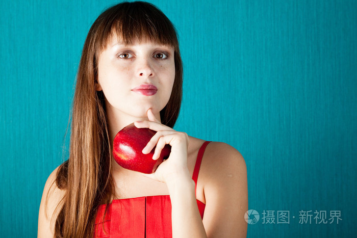 美丽的年轻女子，与一个红苹果