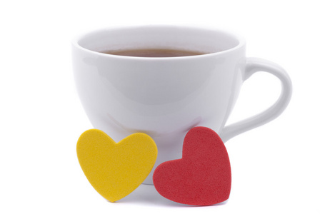 杯咖啡和白色背景上的两颗心