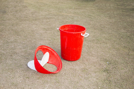 在公园里的红色垃圾桶