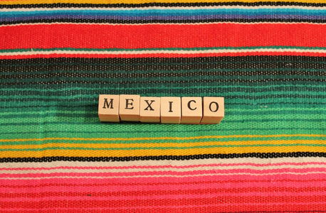 墨西哥福特嘉年华雨披地毯在副本空间明亮的条纹背景