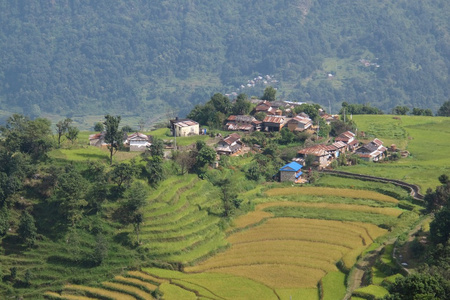 在 khudi，尼泊尔附近的山丘上的村庄