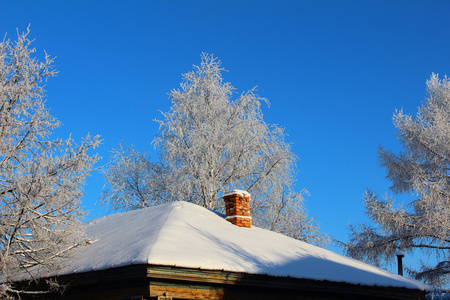 白雪皑皑的屋顶与砖砌烟囱