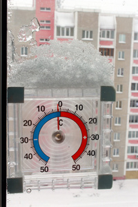 温度计上显示两个学位的雪层图片