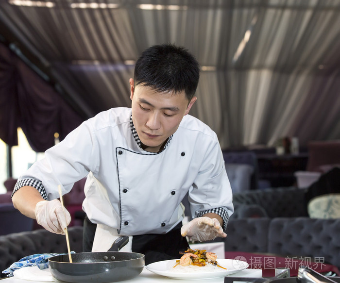 日本厨师准备一顿饭