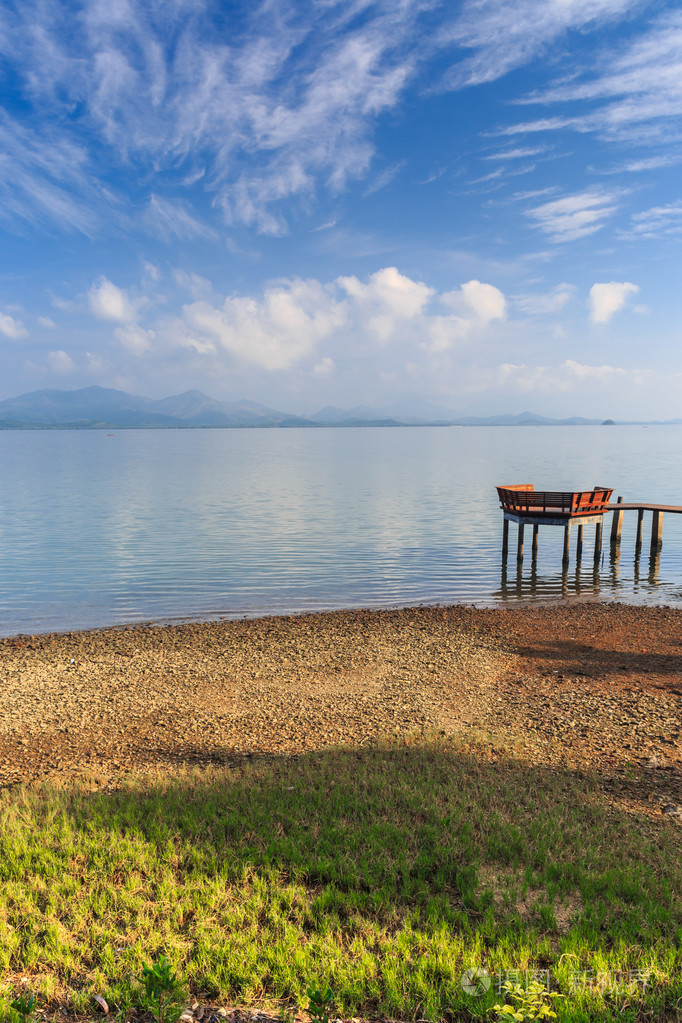 在热带小岛白色柔细的沙滩上的baboo栏