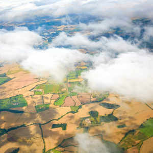 美丽的云天空视图从飞机的窗口