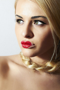 漂亮的金发女郎，用 lips.beauty 红色 lips.valentines day.professional 化妆的心