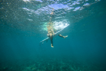 女性冲浪水下