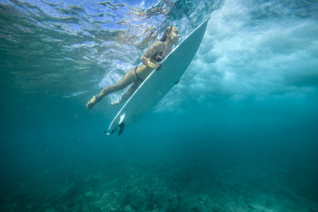 女性冲浪水下