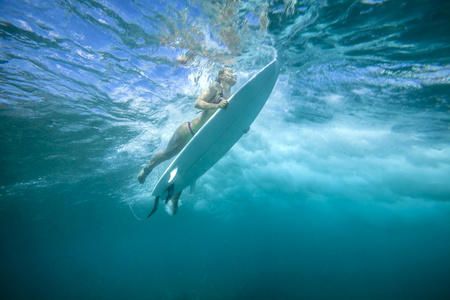 女性冲浪水下