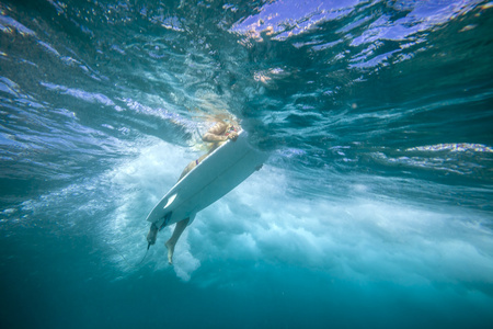 女性冲浪水下