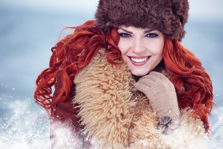 红头发的女人，在冬季