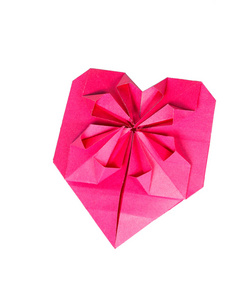一颗心形状从粉红色纸的情人节那天