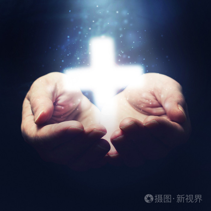 打开手里捧着基督教的十字架