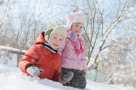 孩子们在雪中玩乐