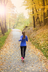 在秋天性质的活动和运动女跑步运动员