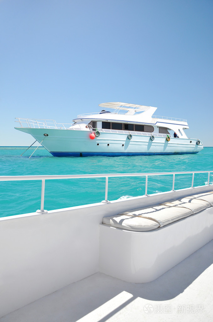 查看从董事会中白色豪华游艇照片-正版商用图片1eow3p-摄图新视界