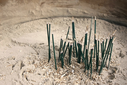 在香炉里的香枝照片