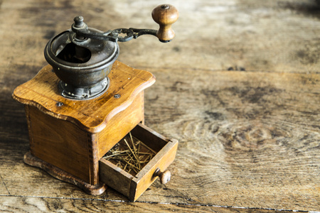 老式手动咖啡研磨机