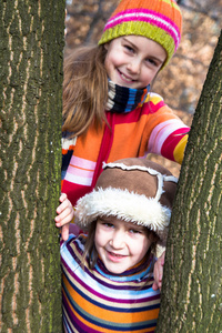 两个小妹妹女孩拥抱森林里玩耍