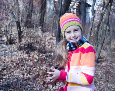 在帽子里把时间花在森林里的小女孩
