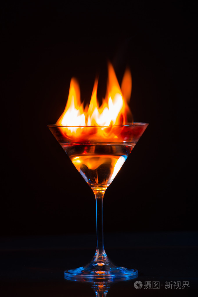 色彩缤纷的鸡尾酒在火上