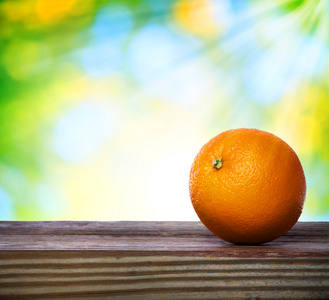 木制的桌子上的橘子图片