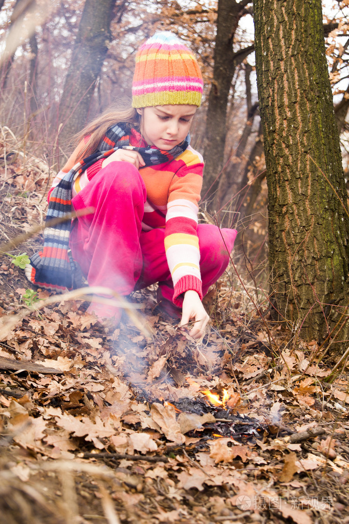 小女孩在森林-危险照明火玩