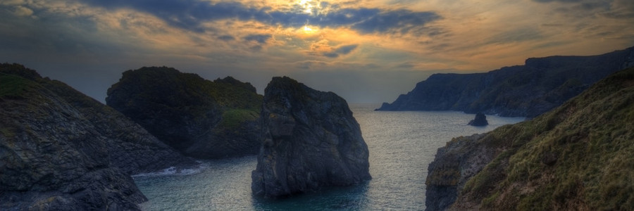 全景的多岩石的海岸线，在日落时的风景