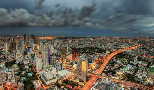曼谷市日尽黄昏与运输
