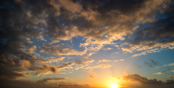 令人惊叹的丰富多彩的冬季夕阳的天空