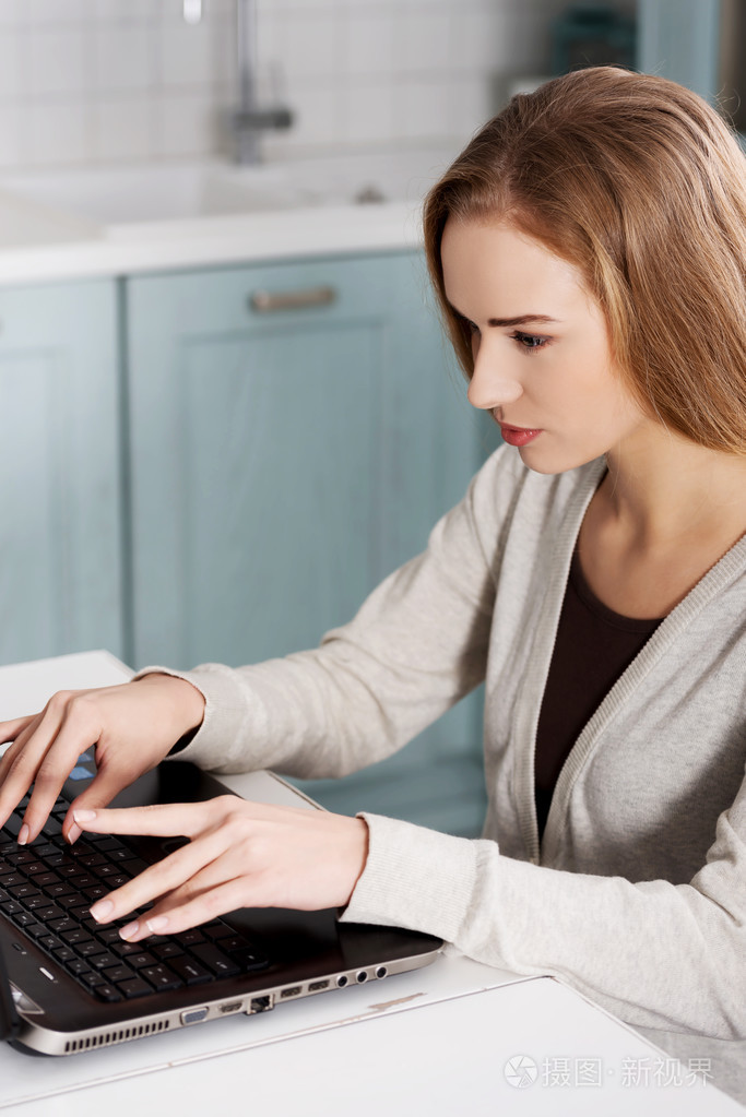 美丽的白种女人,笔记本电脑上工作