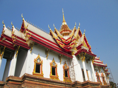 雕塑测量泰国寺庙与天空