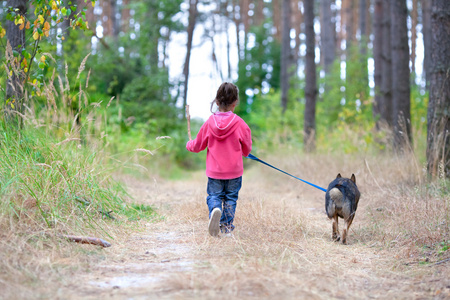 那只狗在树林里路上跑的小女孩